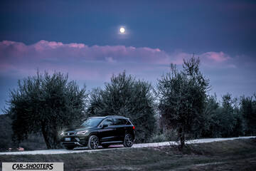 Seat Ateca – front three-quarter, black on a dirt road under moonlight