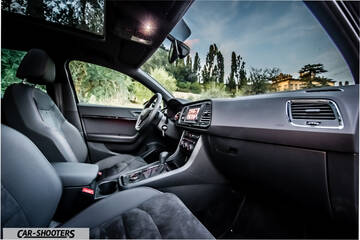 Seat Ateca – interior, dark interior with panoramic sunroof