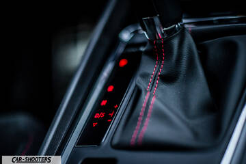 Seat Ateca – detail, gear shifter with red stitching