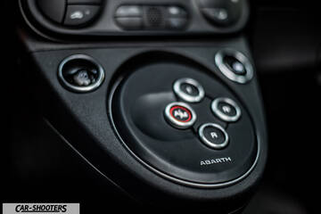 Abarth 695 Rivale – detail, gear selector buttons close-up