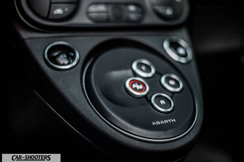 Abarth 695 Rivale – detail, gear selector buttons close-up