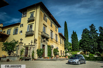 Abarth 695 Rivale – front three-quarter, grey parked in front of a historic building