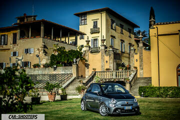 Abarth 695 Rivale – front three-quarter, grey metallic in front of an italian villa