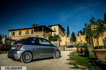 Abarth 695 Rivale – rear three-quarter, grey metallic in front of an italian villa