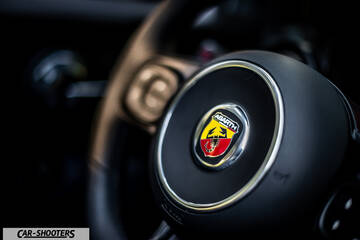 Abarth 695 Rivale – detail, steering wheel close-up with logo