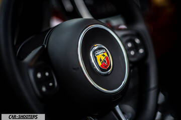 Abarth 695 Rivale – detail, steering wheel emblem close-up