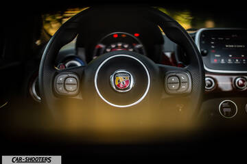 Abarth 695 Rivale – dashboard, leather steering wheel close-up