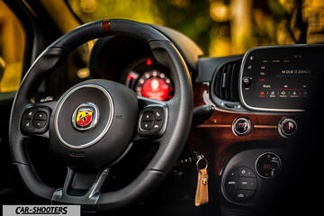 Abarth 695 Rivale – dashboard, leather steering wheel and infotainment screen