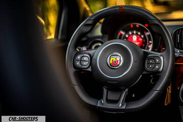 Abarth 695 Rivale – dashboard, leather steering wheel close-up