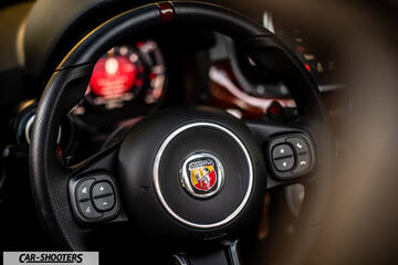 Abarth 695 Rivale – dashboard, leather steering wheel close-up