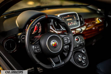 Abarth 695 Rivale – dashboard, leather steering wheel and infotainment screen