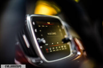 Abarth 695 Rivale – dashboard, touchscreen infotainment display