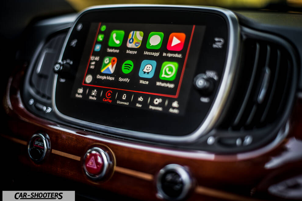 Abarth 695 Rivale – dashboard, touchscreen infotainment display