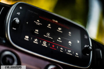 Abarth 695 Rivale – dashboard, touchscreen infotainment system display