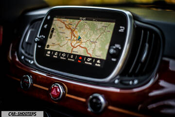 Abarth 695 Rivale – dashboard, touchscreen infotainment display