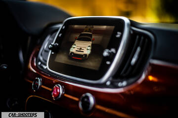 Abarth 695 Rivale – dashboard, infotainment screen displaying a car graphic