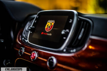 Abarth 695 Rivale – dashboard, infotainment screen with logo