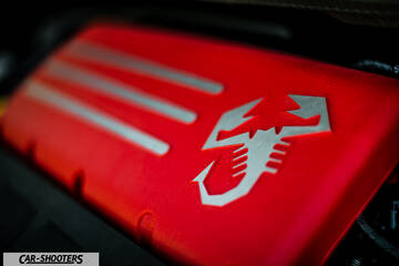 Abarth 695 Rivale – engine bay, red engine cover close-up