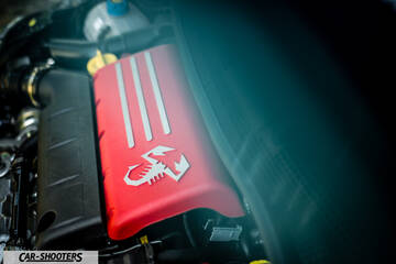Abarth 695 Rivale – engine bay, red engine cover with scorpion logo