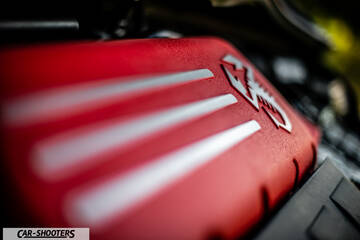 Abarth 695 Rivale – engine bay, red engine cover close-up