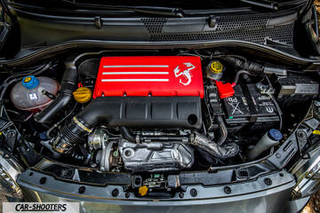 Abarth 695 Rivale – engine bay, red engine cover