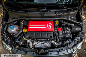 Abarth 695 Rivale – engine bay, red engine cover with scorpion logo
