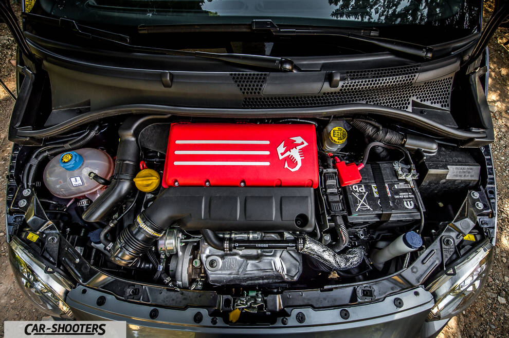 Abarth 695 Rivale – engine bay, red engine cover with scorpion logo