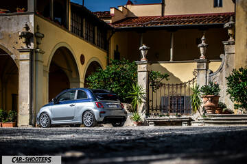 Abarth 695 Rivale – rear three-quarter, silver and blue in an old Italian courtyard