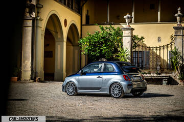 Abarth 695 Rivale – rear three-quarter, blue and silver in a courtyard