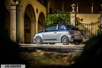 Abarth 695 Rivale – side profile, silver and blue parked in a courtyard