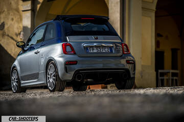 Abarth 695 Rivale – rear three-quarter, silver and blue in an old courtyard