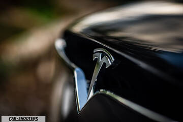 Tesla Model X – detail, car badge close-up