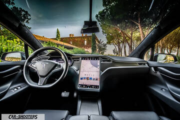 Tesla Model X – dashboard, large central touchscreen display