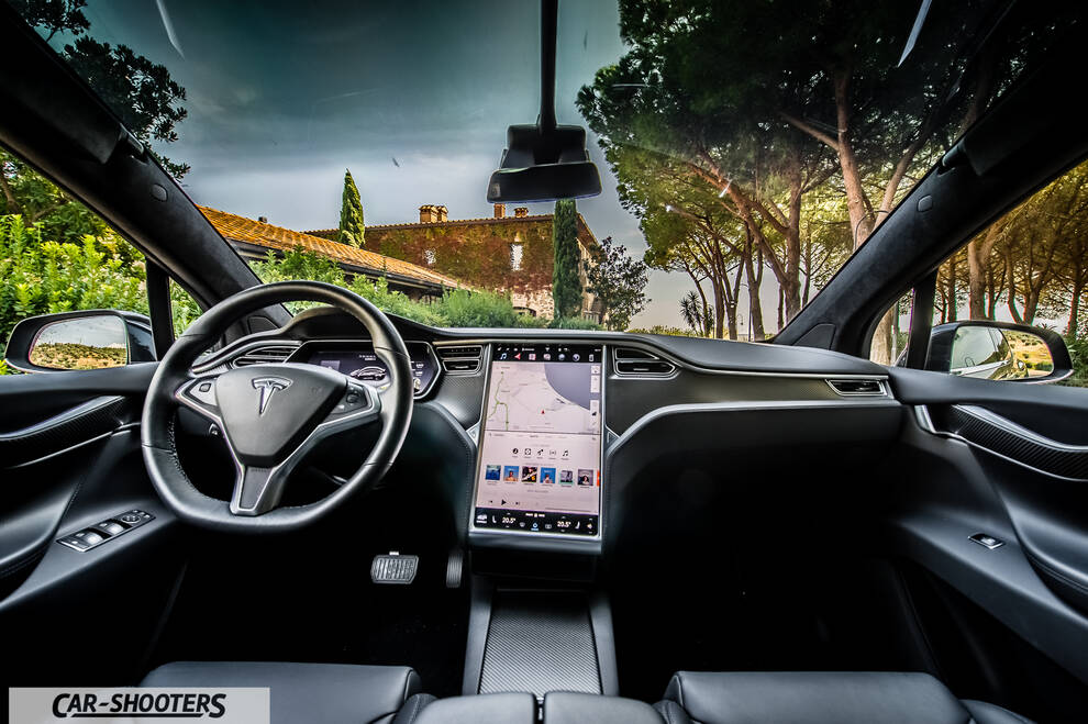 Tesla Model X – dashboard, large central touchscreen display