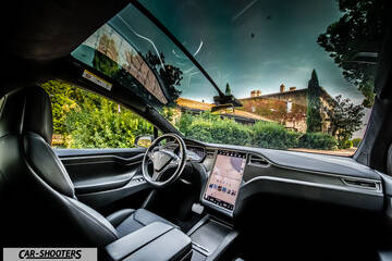 Tesla Model X – interior, panoramic windshield and large touchscreen