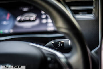 Tesla Model X – dashboard, steering column gear selector