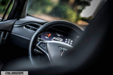 Tesla Model X – dashboard, steering wheel and digital instrument cluster