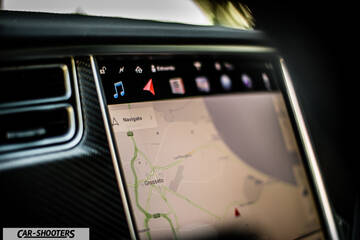 Tesla Model X – dashboard, large vertical touch screen