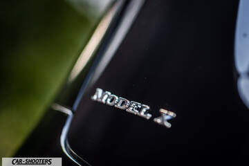 Tesla Model X – detail, emblem close-up