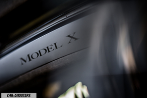 Tesla Model X – detail, model x door sill badge