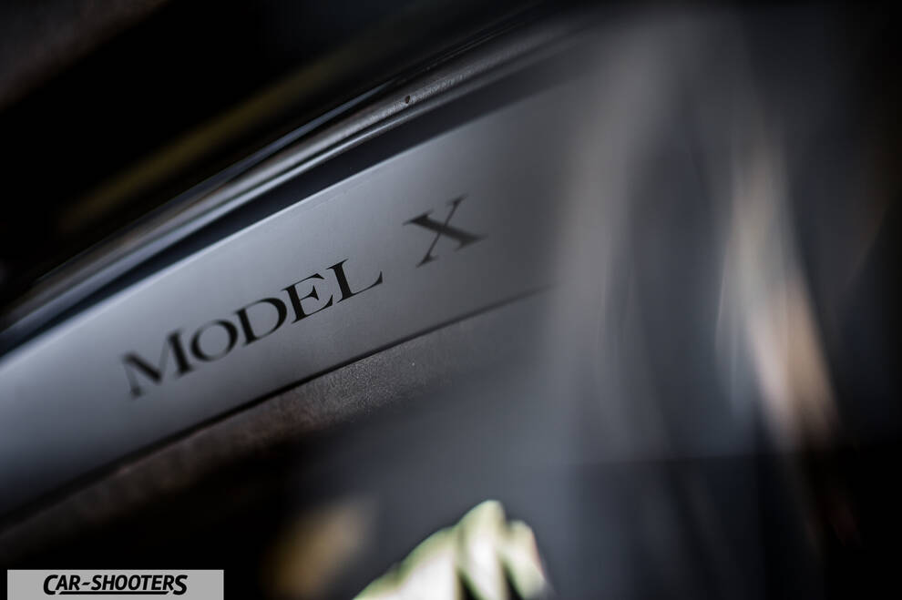 Tesla Model X – detail, model x door sill badge