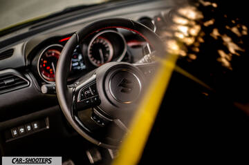 Suzuki Swift Sport – dashboard, leather steering wheel close-up