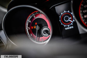 Suzuki Swift Sport – dashboard, analog gauge cluster with red dial