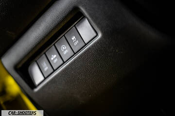 Suzuki Swift Sport – detail, dashboard control buttons close-up
