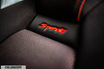Suzuki Swift Sport – detail, embroidered sport seat tag