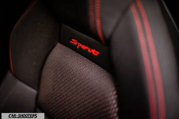 Suzuki Swift Sport – interior, sport seat with red stitching