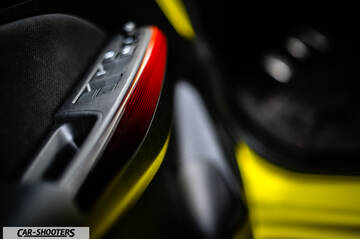 Suzuki Swift Sport – interior, door panel controls close-up