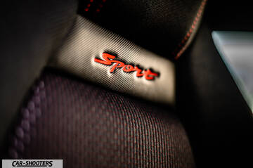 Suzuki Swift Sport – detail, sport badge close-up