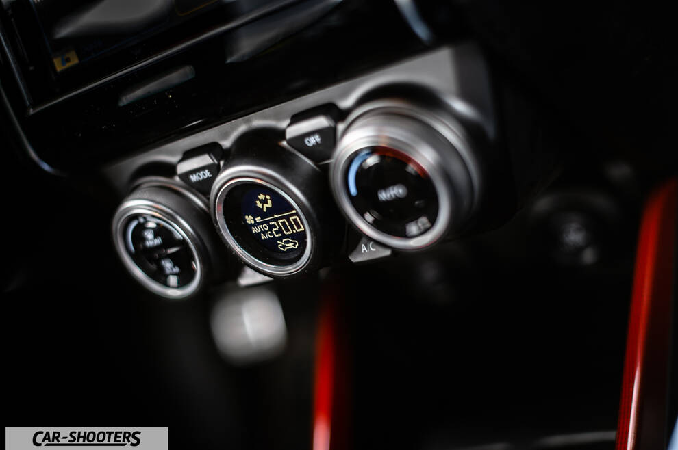Suzuki Swift Sport – dashboard, climate control dials