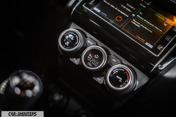 Suzuki Swift Sport – dashboard, climate control dials
